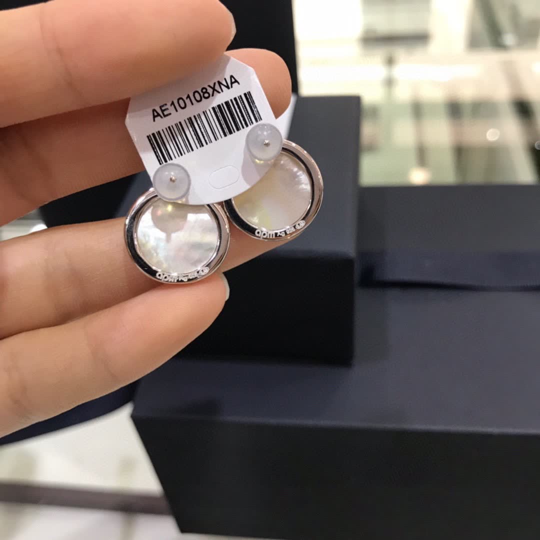 Van Cleef & Arpels Elegant White Pearl Stud Earrings with Diamond Accents